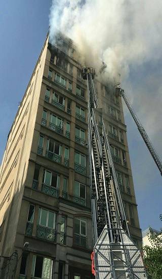 آتش سوزی ساختمان 10 طبقه در تهران + تصاویر 