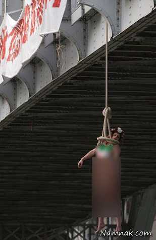 زن فمن آویزان بر پلی در پاریس در اعتراض به سفر دکتر روحانی + تریبون آزاد ایران
