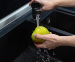 شستن میوه ها