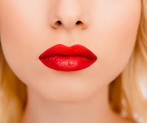 زدن رژلب قرمز