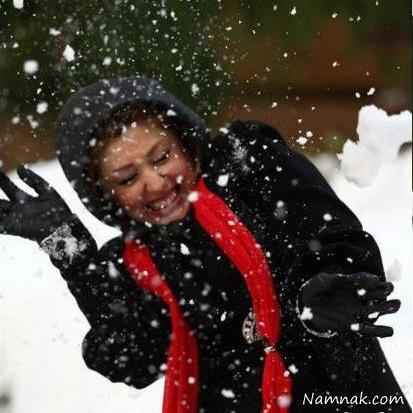 نیوشا ضیغمی در حال بازی با برف