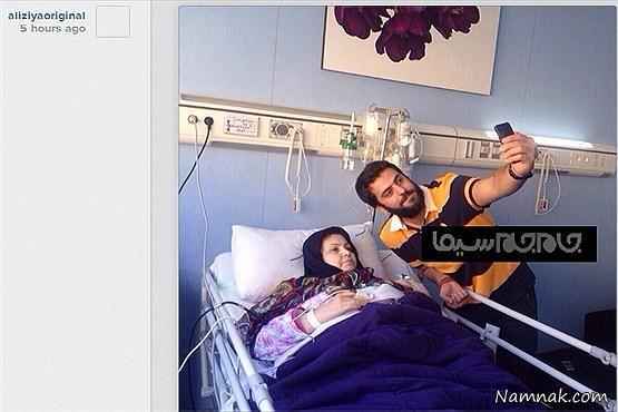 علی ضیا در کنار مادرش در بیمارستان
