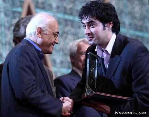 شهاب حسینی در حال دریافتجایزه برای فیلم محیا ، شهاب حسینی ، بیوگرافی شهاب حسینی