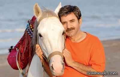 عکس پرویز پرستویی با یک اسب 