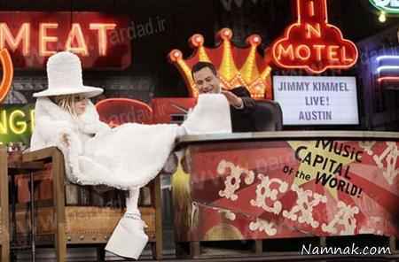 لیدی گاگا در با لباس عجیب برنامه زنده  ، لباس جنجالی لیدی گاگا ، لباس عجیب خواننده زن