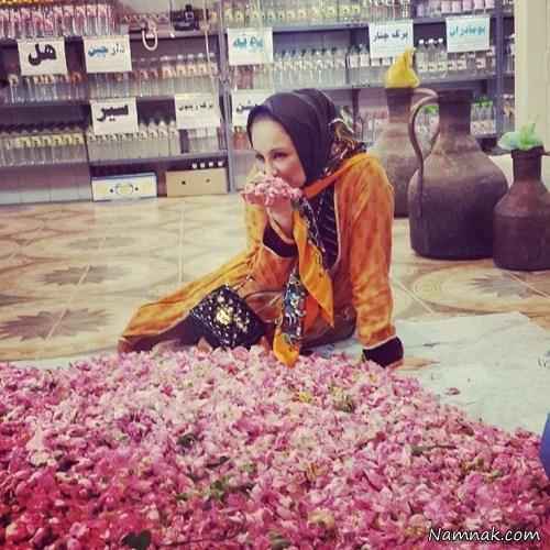 بهنوش بختیاری در میان گل های مریم ، جشنواره گلاب گیری ، حسینیان