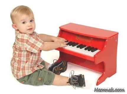 کودک در حال پیانو زدن