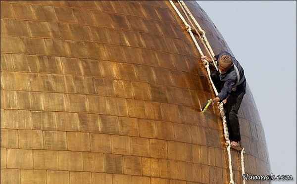 در حال شستشوی گنبد امام رضا