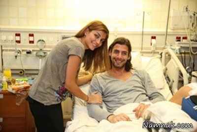 فریدون زندی در کنار همسرش در بیمارستان