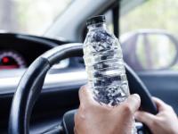 بطری آب در اتومبیل
