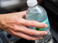 بطری آب در اتومبیل
