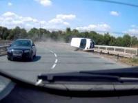 منحرف شدن اتومبیل ون به سمت گارد ریل فیلم