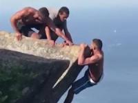 آویزان شدن از ارتفاع 30متری