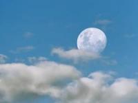 ماه در آسمان روز