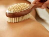 برس کشیدن پوست