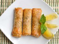 رول های تایلندی با مغز مرغ و ریحان