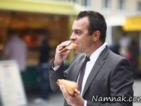 ایستاده غذا خوردن