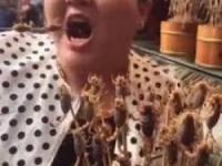 خوردن عقرب زنده