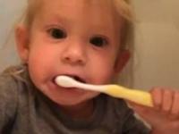 مسواک زدن دختر بچه