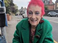 کمک پلیس ها به پیرزن