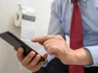 استفاده از موبایل در دستشویی