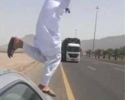 پریدن مرد سعودی جلوی تریلی