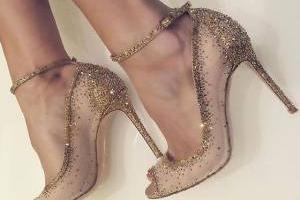 پوشیدن کفش پاشنه بلند