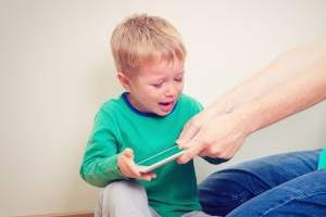 دور کردن موبایل از کودک