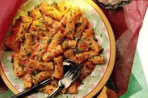 پاستا با سس گوشت تند