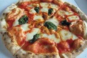 پیتزای ماهی تن و ریحان سیسیلی