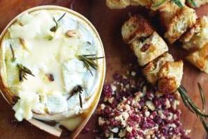 پنیر کممبرت با آجیل