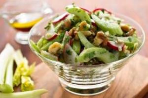 سالاد سیب وکرفس و اسفناج