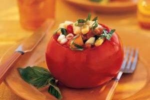 گوجه پرشده با سالاد خیار و ریحان 