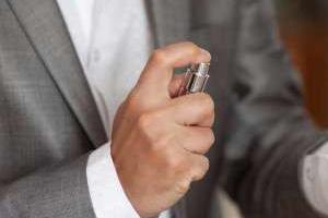رفع بوی عطر از لباس