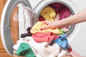 شستن لباس در لباسشویی