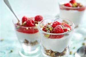 دسر شکلات سفید و تمشک