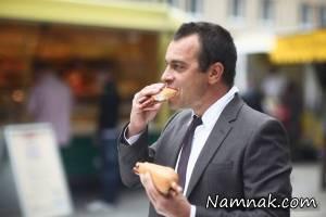 ایستاده غذا خوردن