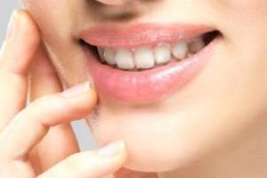 ترک خوردن لب