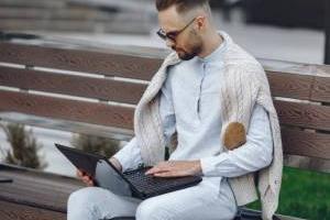 گذاشتن لپ تاپ روی پا