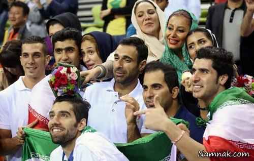 عکس یادگاری بازیکنان والیبال ایران با خانواده شان