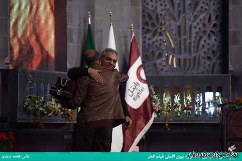 سعید آقاخانی در آغوش مهران مدیری سعید آقاخانی ، خوانندگی احسان کرمی ، سلفی رضا عطاران در اختتامیه