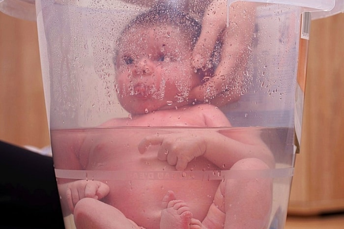 حمام کردن نوزاد تازه متولد شده