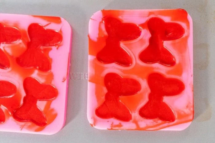 صاف کردن ژله قبل از ریختن در قالب صاف کردن ژله