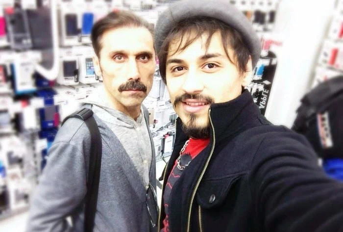 امیر آتشانی در کنار پسرش امیر آتشانی و پسرش