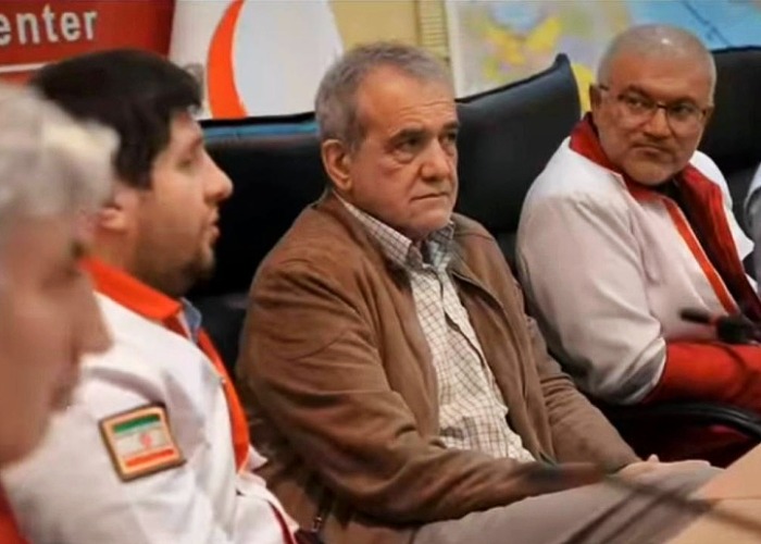 دکتر مسعود پزشکیان در کنار مسئولین حلال احمر دکتر مسعود پزشکیان