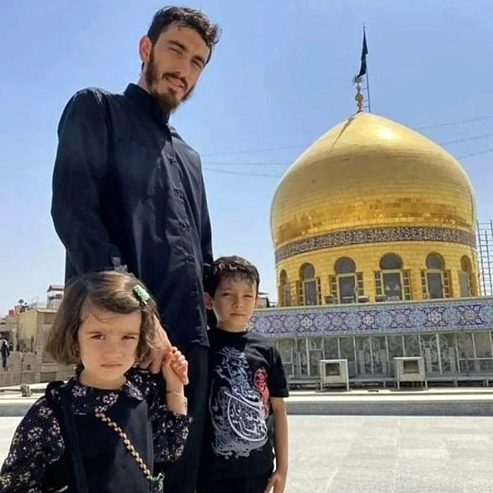 حاج مهدی رسولی در کنار فرزندانش فرزندان حاج مهدی رسولی