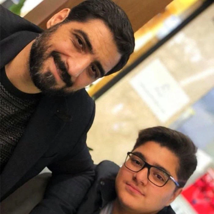 سید مجید بنی فاطمه در کنار پسرش سید علی سید مجید بنی فاطمه و سید علی