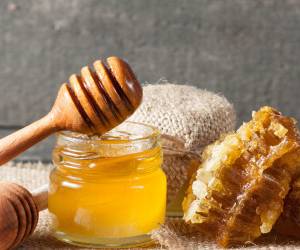 راه تشخیص عسل طبیعی از تقلبی