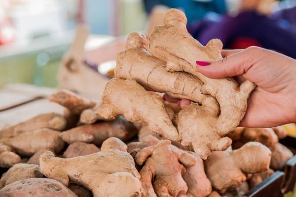 درمان آماس دست و پا با زردچوبه زنجبیل برای آماس دست و پا
