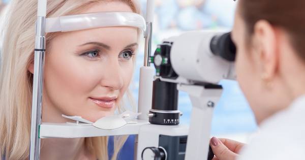 خراشیدگی قرنیه چه نشانه هایی دارد؟ علائم خراشیدگی قرنیه